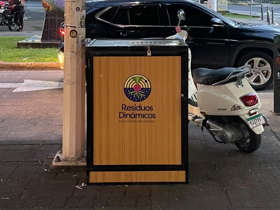 Residuos Dinámicos community dumpster on Vía Argentina