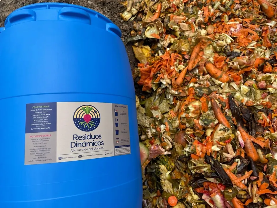 Tanque de Residuos Dinámicos con residuos de frutas y verduras de cocina